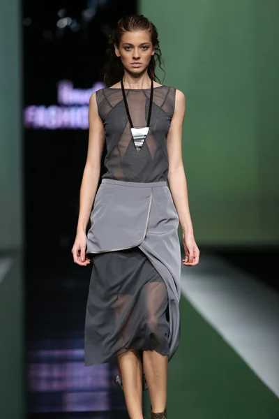 Moda indossando abiti disegnati da Ana Maria Ricov sul 'Fashion.hr' — Foto Stock