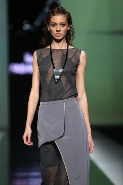 Divatmodell Ana Maria Ricov által tervezett ruhákat visel a "Fashion.hr" -n. — Stock Fotó