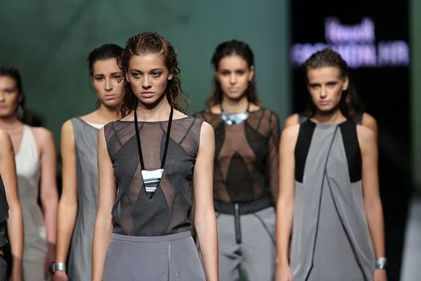 Mode modell bär kläder designad av Ana Maria Ricov på "Fashion.hrs" — Stockfoto