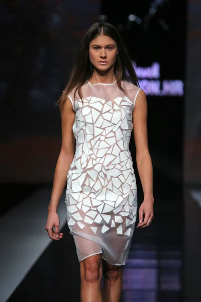 Модель в одежде от Александра Зареваца на выставке "Fashion.hr" — стоковое фото