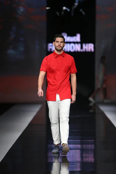 Modelo de moda vestindo roupas projetadas por Aleksandar Zarevac no show 'Fashion.hr' — Fotografia de Stock