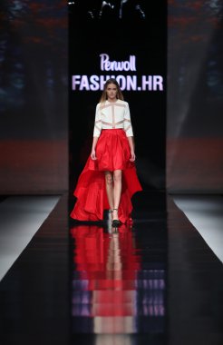 aleksandar zarevac 'fashion.hr' show tarafından tasarlanan kıyafetleri moda model