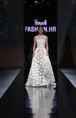 aleksandar zarevac 'fashion.hr' show tarafından tasarlanan kıyafetleri moda model