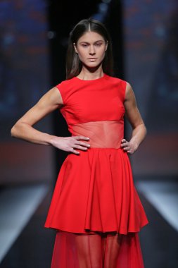 aleksandar zarevac 'fashion.hr' show tarafından tasarlanan kıyafetleri moda model