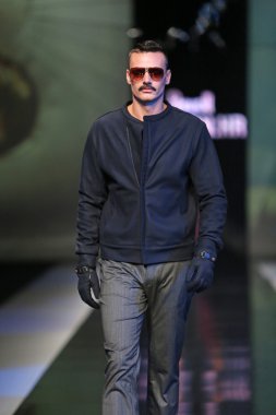 'fashion.hr' gösteri boris banovic tarafından tasarlanan kıyafetleri moda model