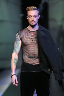 'fashion.hr' gösteri boris banovic tarafından tasarlanan kıyafetleri moda model