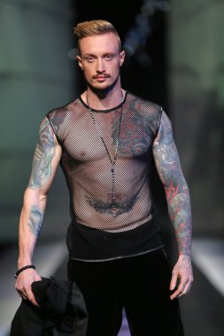 'fashion.hr' gösteri boris banovic tarafından tasarlanan kıyafetleri moda model