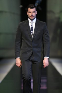 'fashion.hr' gösteri boris banovic tarafından tasarlanan kıyafetleri moda model