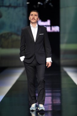 'fashion.hr' gösteri boris banovic tarafından tasarlanan kıyafetleri moda model