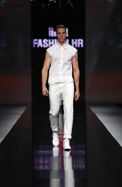 'fashion.hr' ショーのアレクサンダー zarevac によって設計された服を着てファッション モデル — ストック写真