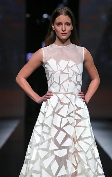 'fashion.hr' ショーのアレクサンダー zarevac によって設計された服を着てファッション モデル — ストック写真