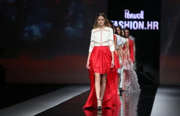 Fashion model wearing clothes designed by Aleksandar Zarevac on the 'Fashion.hr' show — Stock Photo, Image