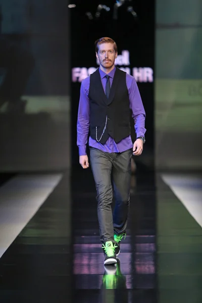 Modelo de moda con ropa diseñada por Boris Banovic en el show 'Fashion.hr' —  Fotos de Stock
