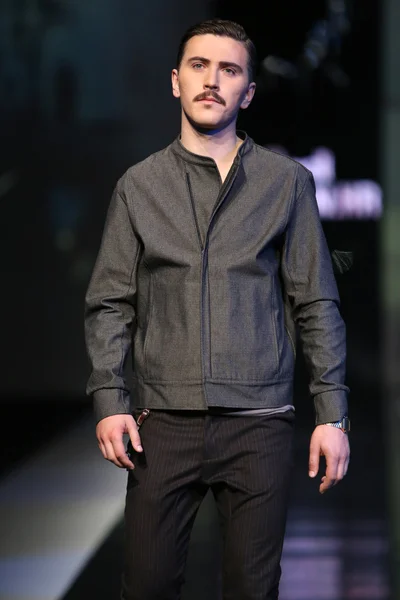 Modelo de moda vestindo roupas projetadas por Boris Banovic no show 'Fashion.hr' — Fotografia de Stock