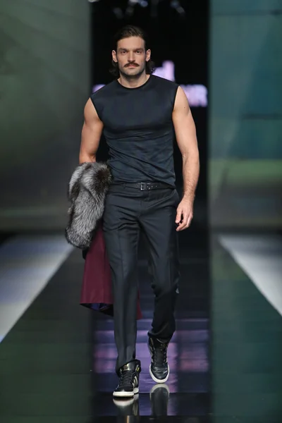 Modelo de moda con ropa diseñada por Boris Banovic en el show 'Fashion.hr' — Foto de Stock