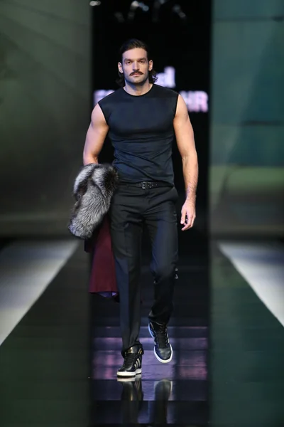 Modelo de moda con ropa diseñada por Boris Banovic en el show 'Fashion.hr' —  Fotos de Stock