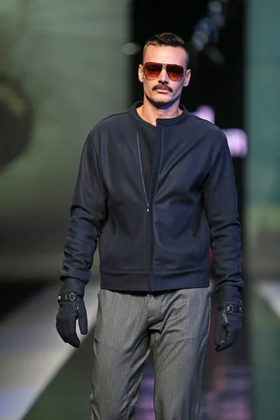 Modelo de moda con ropa diseñada por Boris Banovic en el show 'Fashion.hr' — Foto de Stock