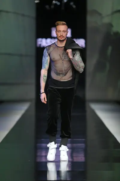 Модель моды в одежде, разработанной Борисом Бановичем на выставке "Fashion.hr" — стоковое фото