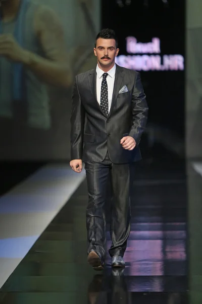 Modelo de moda con ropa diseñada por Boris Banovic en el show 'Fashion.hr' — Foto de Stock