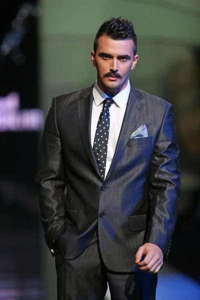 Modelo de moda con ropa diseñada por Boris Banovic en el show 'Fashion.hr' — Foto de Stock