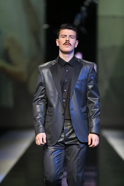 รูปแบบแฟชั่นสวมใส่เสื้อผ้าที่ออกแบบโดยบอริส Banovic ในการแสดง 'Fashion.hr' — ภาพถ่ายสต็อก