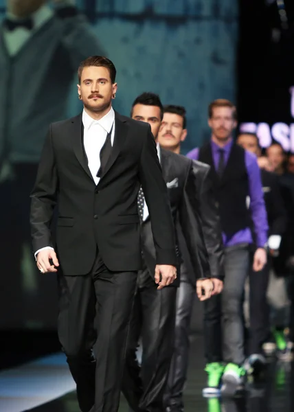 Models in Kleidern von Boris Banovic auf der 'fashion.hr' -Show — Stockfoto