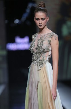 Ivica skoko 'fashion.hr' show tarafından tasarlanan kıyafetleri moda model