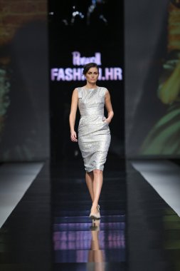 Ivica skoko 'fashion.hr' show tarafından tasarlanan kıyafetleri moda model