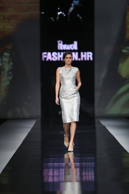 Ivica skoko 'fashion.hr' show tarafından tasarlanan kıyafetleri moda model