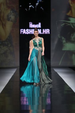 Ivica skoko 'fashion.hr' show tarafından tasarlanan kıyafetleri moda model