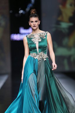 Ivica skoko 'fashion.hr' show tarafından tasarlanan kıyafetleri moda model