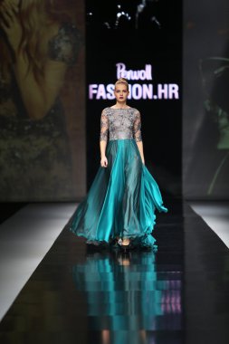 Ivica skoko 'fashion.hr' show tarafından tasarlanan kıyafetleri moda model