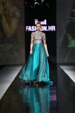 Ivica skoko 'fashion.hr' show tarafından tasarlanan kıyafetleri moda model