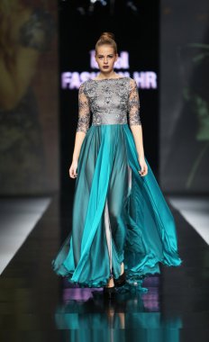 Ivica skoko 'fashion.hr' show tarafından tasarlanan kıyafetleri moda model