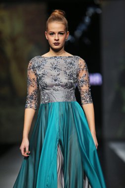 Ivica skoko 'fashion.hr' show tarafından tasarlanan kıyafetleri moda model