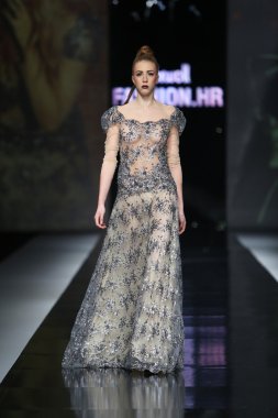 Ivica skoko 'fashion.hr' show tarafından tasarlanan kıyafetleri moda model