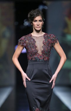 Ivica skoko 'fashion.hr' show tarafından tasarlanan kıyafetleri moda model