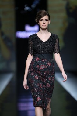 Ivica skoko 'fashion.hr' show tarafından tasarlanan kıyafetleri moda model