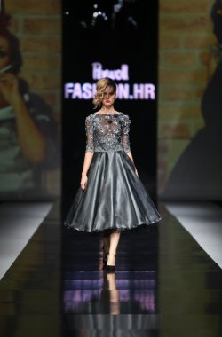 Ivica skoko 'fashion.hr' show tarafından tasarlanan kıyafetleri moda model