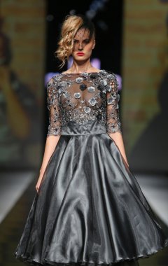 Ivica skoko 'fashion.hr' show tarafından tasarlanan kıyafetleri moda model