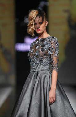 Ivica skoko 'fashion.hr' show tarafından tasarlanan kıyafetleri moda model