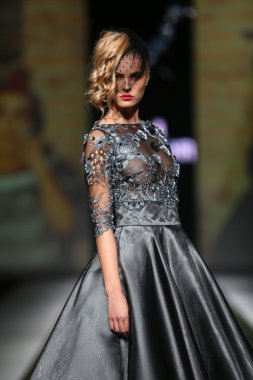 Ivica skoko 'fashion.hr' show tarafından tasarlanan kıyafetleri moda model