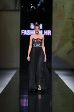 Ivica skoko 'fashion.hr' show tarafından tasarlanan kıyafetleri moda model