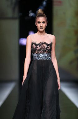 Ivica skoko 'fashion.hr' show tarafından tasarlanan kıyafetleri moda model