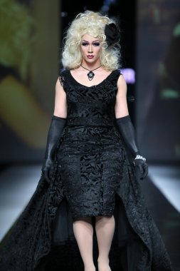 Ivica skoko 'fashion.hr' show tarafından tasarlanan kıyafetleri moda model