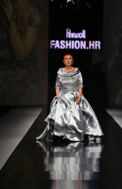 Ivica skoko 'fashion.hr' show tarafından tasarlanan kıyafetleri moda model