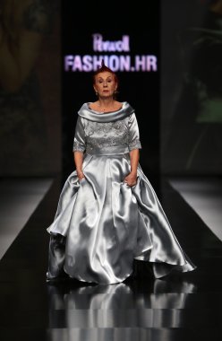 Ivica skoko 'fashion.hr' show tarafından tasarlanan kıyafetleri moda model