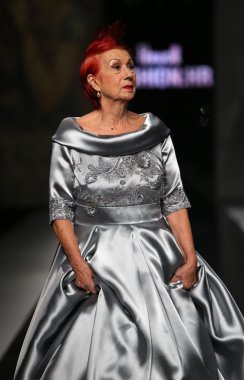 Ivica skoko 'fashion.hr' show tarafından tasarlanan kıyafetleri moda model