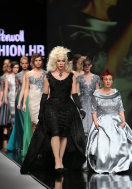 Ivica skoko 'fashion.hr' show tarafından tasarlanan kıyafetleri moda model
