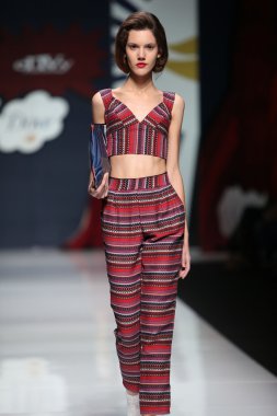 kıskançlık Odası 'fashion.hr' show tarafından tasarlanan kıyafetleri moda model